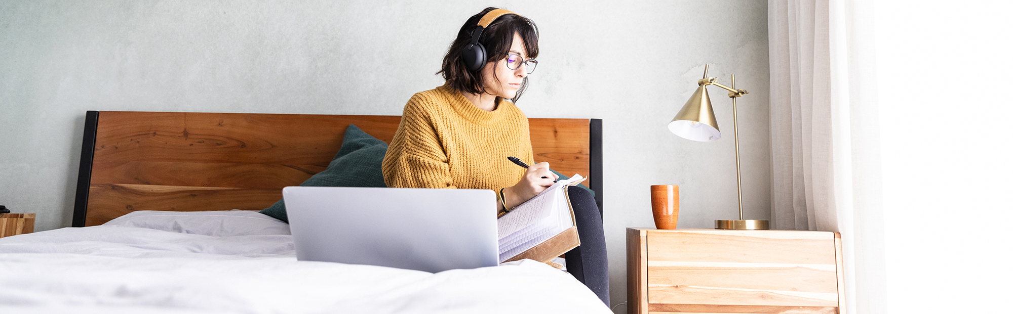 girl on bed with laptop